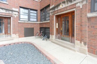 Building Photo - 667 W Cornelia Ave
