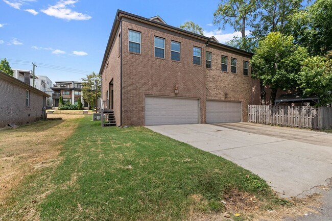 Building Photo - AVAILABLE NOW IN GERMANTOWN. Great Walkable Neighborhood! 3 Bed 2.5 Bath Town Home. $3,100 Per Month