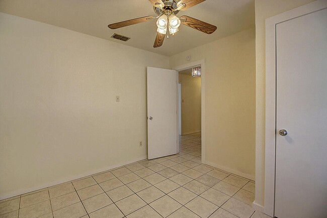 Building Photo - 2202 Saxony Dr