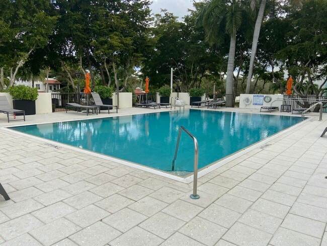 Building Photo - 340 Sunset Dr