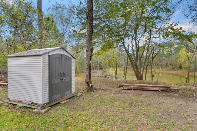 Building Photo - 8916 Lakeside Dr