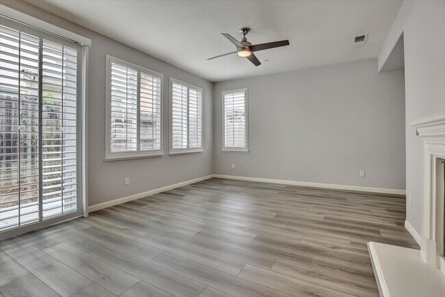 Building Photo - 683 Courtyards Loop