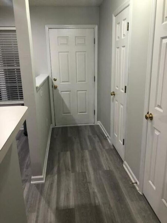 Building Photo - 2 Bedroom 2.5 Bath Townhome in Summer Wood!