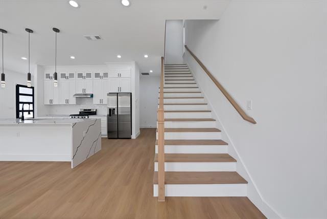 Building Photo - 302 E 7th St