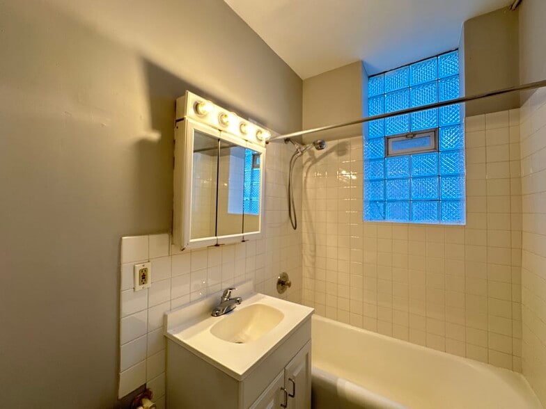 Building Photo - 1034 W George St