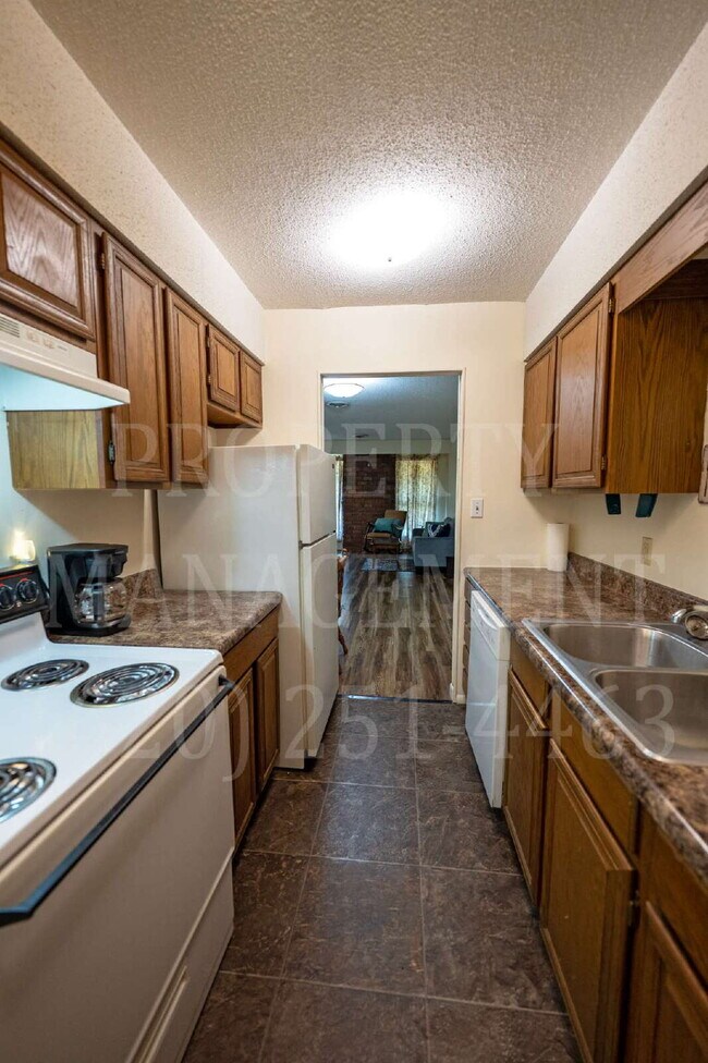 Building Photo - Charming 2-Bedroom Oasis in the Heart of Coffeyville