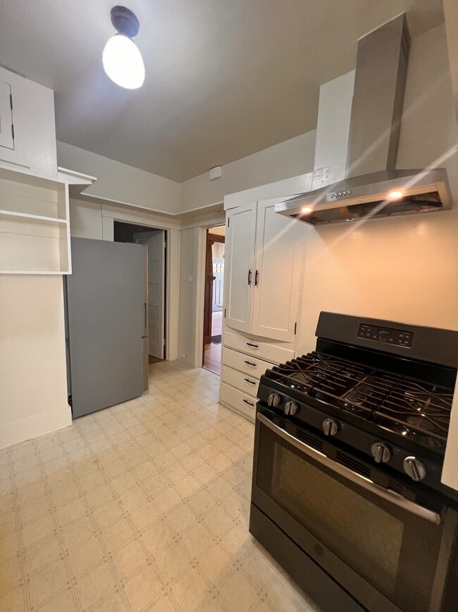 Building Photo - 347 10th St