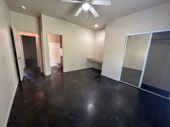 Building Photo - Spacious 4/4 House Near Baylor Campus with Yard - SPRING SEMESTER AVAILABILITY!