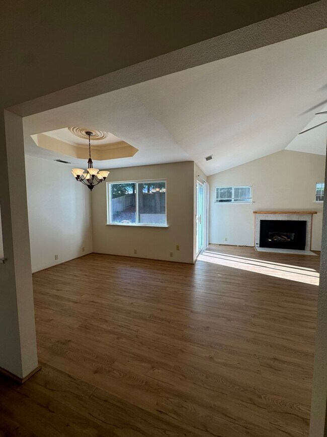 Building Photo - Not your ordinary rental! Pool! Kitchen ai...