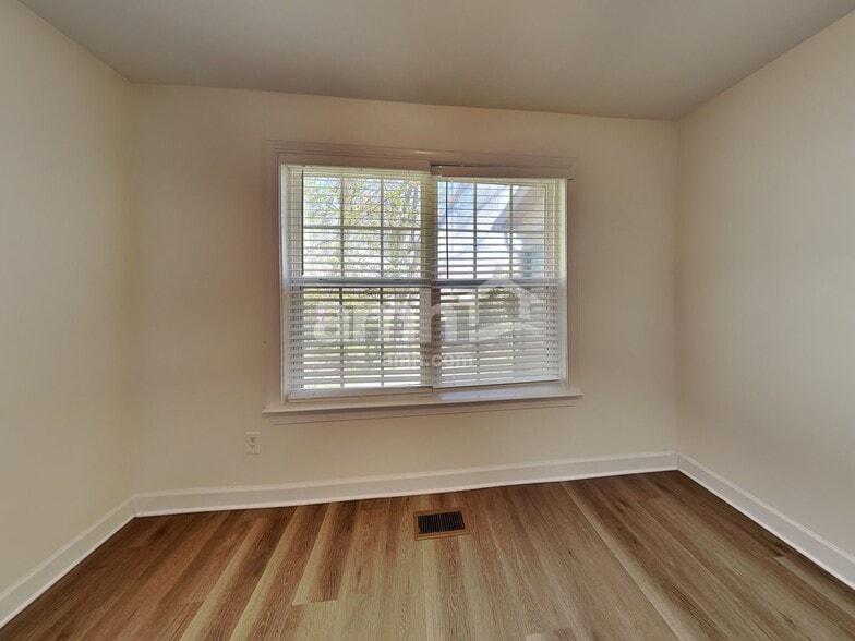 Building Photo - 560 Summit Way