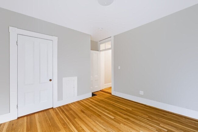 Building Photo - 37 Thorndike St