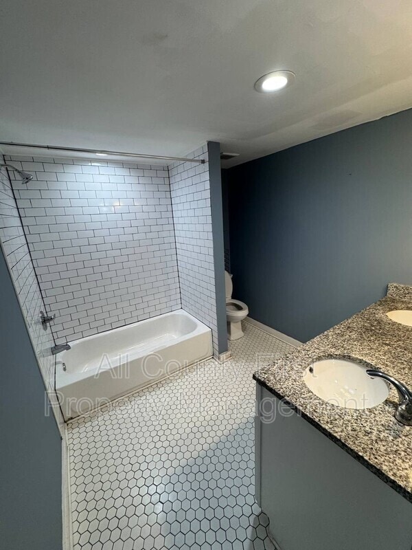 Building Photo - 656 Cedar Ave NW