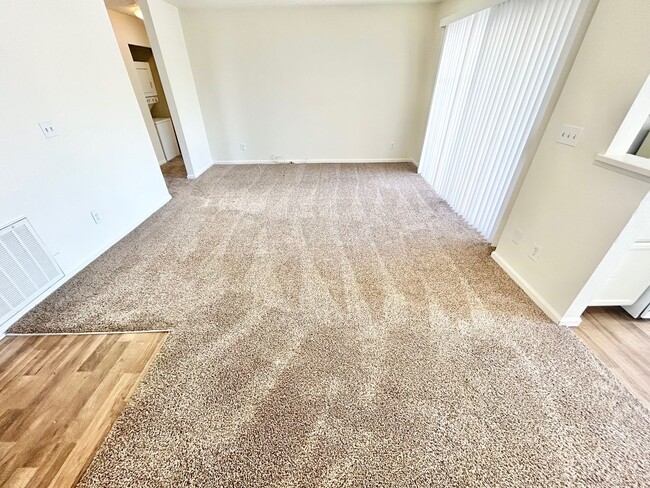 Building Photo - ADORABLE UPSTAIRS CONDO! 2 BEDROOM / 2 FUL...