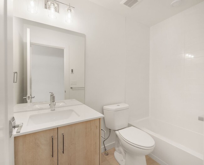 Building Photo - 2bd/1.75ba Seattle Townhome