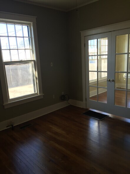 Living room - 1004 Scott St