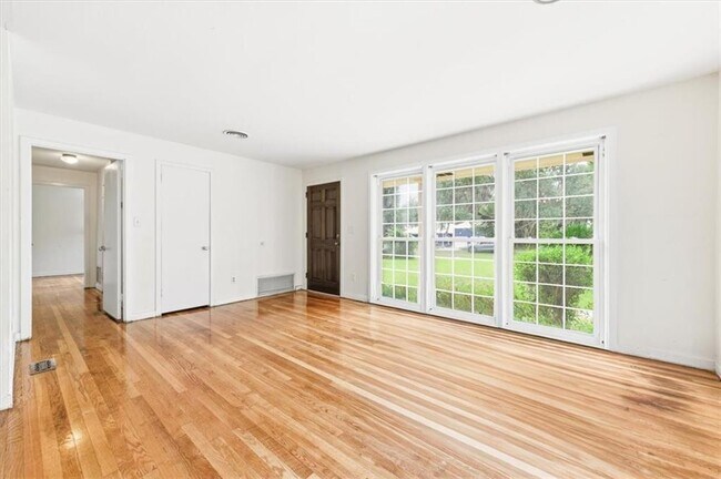 Building Photo - 704 Fort King George Dr