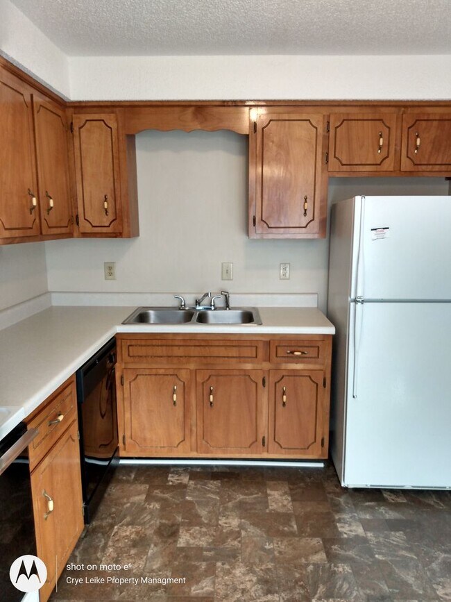 Building Photo - Clean and Cute 2 Bedroom Townhome