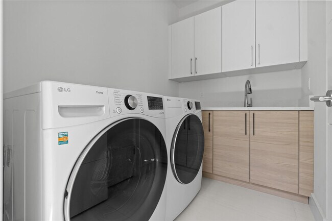 Building Photo - 221 Shore Ct