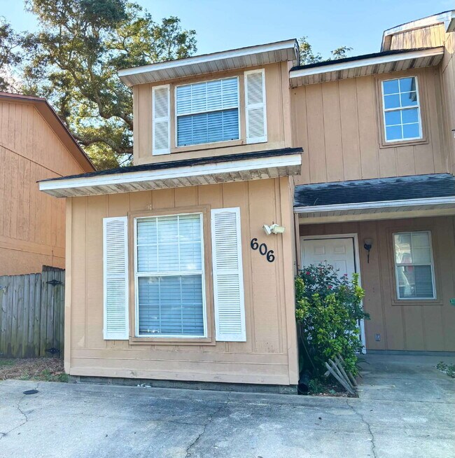 Primary Photo - "Charming 3-Bedroom Townhouse in Fort Walt...