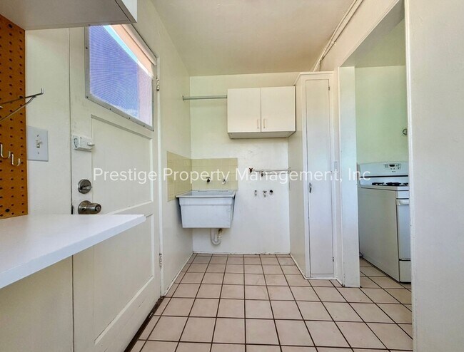 Building Photo - Spacious With Vintage Charm- 2/1 Centrally Located and Waiting For You!