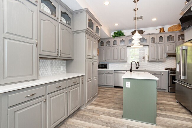 Building Photo - Historic Highland Road Beauty with Bayou V...