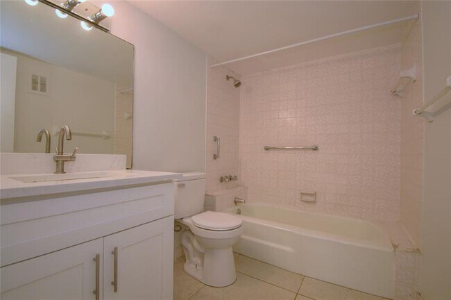 Building Photo - 9 NE 19th Ct