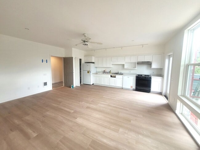 Building Photo - Remodeled One Bedroom with Large deck - H ...
