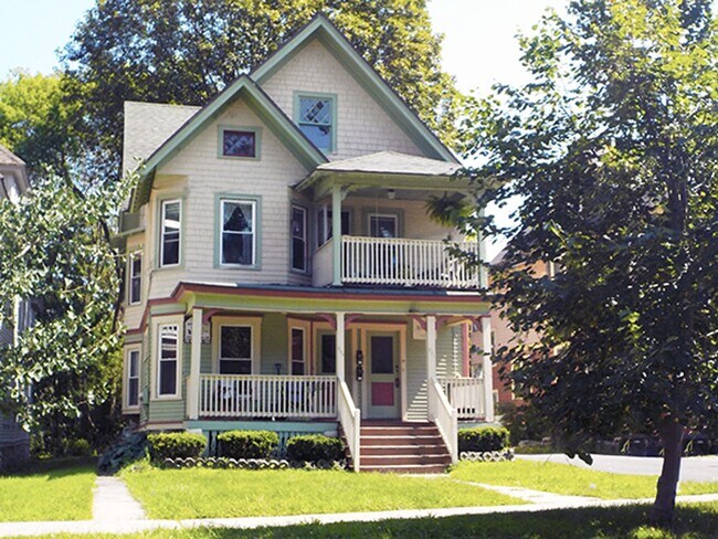 Primary Photo - 3 Bed|1 Bath Apartment - 8/1/2026