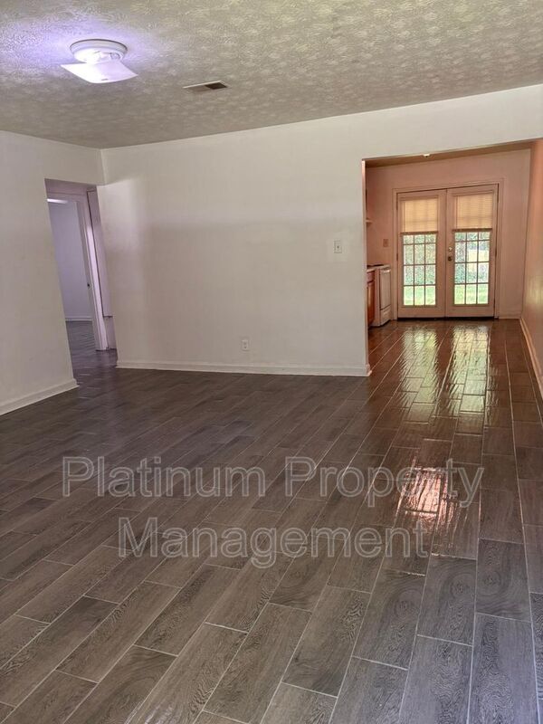 Building Photo - 543 Springwood Dr