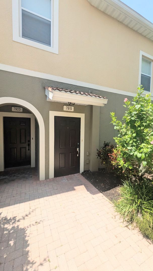 Building Photo - Annual UNFURNISHED 3-bed 2-bath condo in Stonehaven