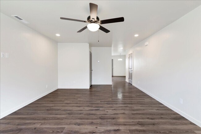 Building Photo - Like new 3 bedroom.