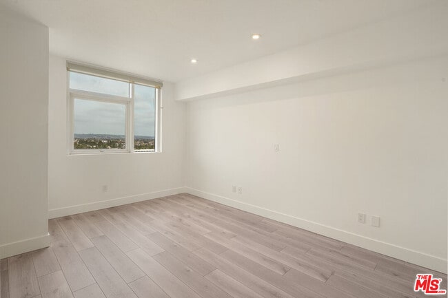 Building Photo - 13600 Marina Pointe Dr