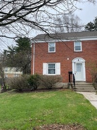 Building Photo - House on Centre Lane!