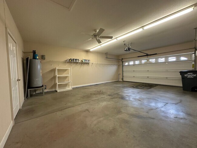 Building Photo - 3 Bedroom / 2 Bath Brick Home Kingsport, TN