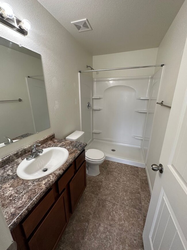 Building Photo - 4 BEDROOM, 3.5 BATHROOM, SADDLE RIDGE TWIN...