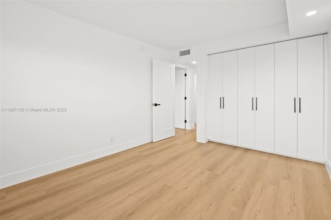 Building Photo - 8107 SW 72nd Ave