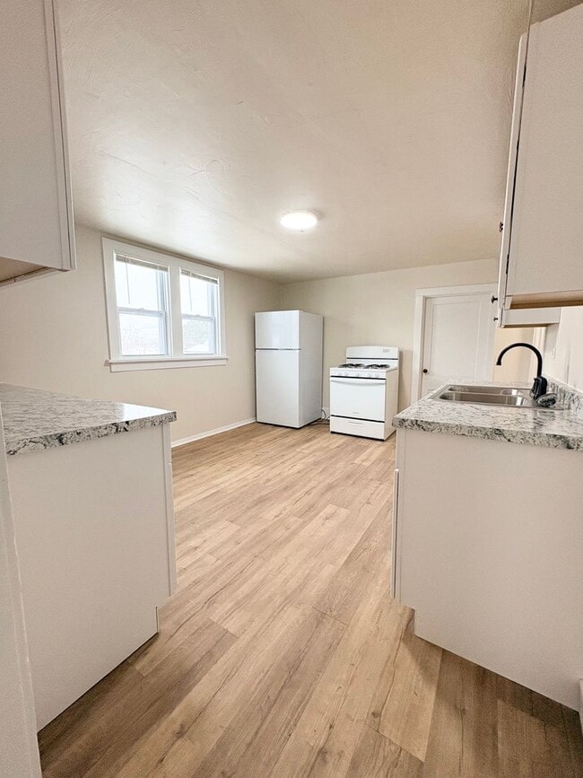 Building Photo - 520 12th Ave