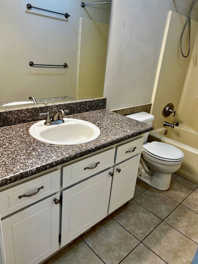 Building Photo - 3/2 LARGE fenced in yard!