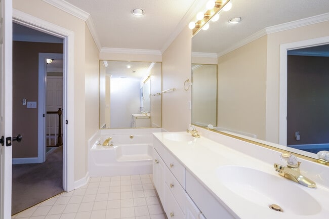 Building Photo - 213 Worthland Ct