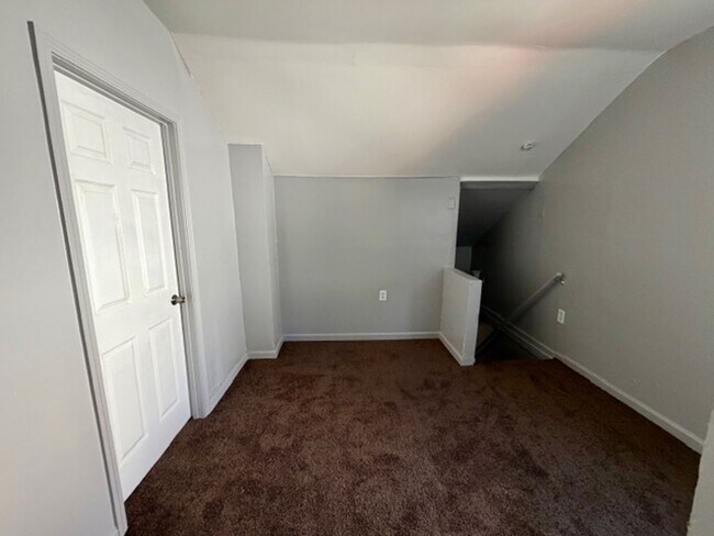 Building Photo - 4 Bedroom 2 Bath Brick Tudor For Lease Wel...