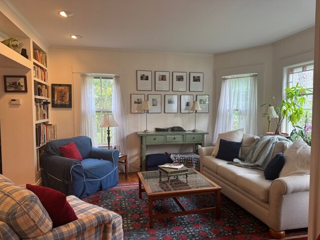 Building Photo - Short term- 4 Bedroom just two blocks from...