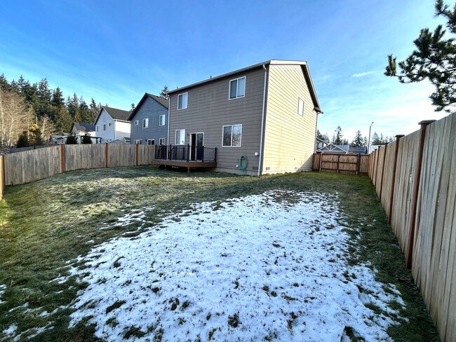 Building Photo - Large 4 bedroom 2 1/2 bath home approx. 16...