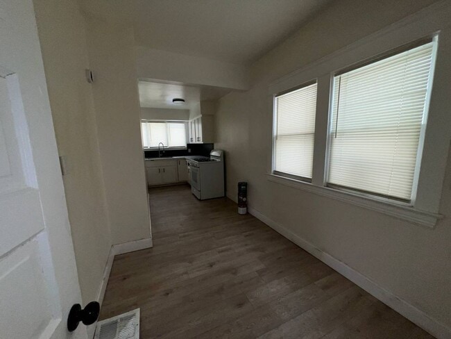 Building Photo - 3 bedroom 1.5 bath Single Family Home | CMHA Section 8 and EDEN Welcomed