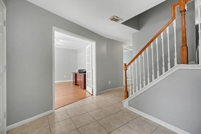 Building Photo - 526 Oak Briar Dr