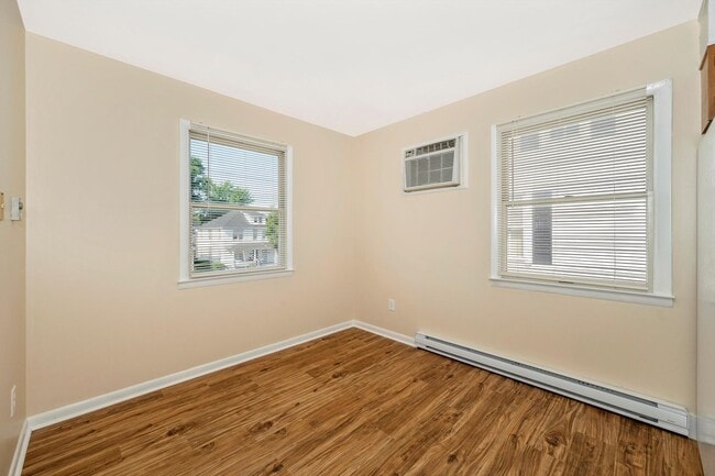 Building Photo - Apartment w/Parking