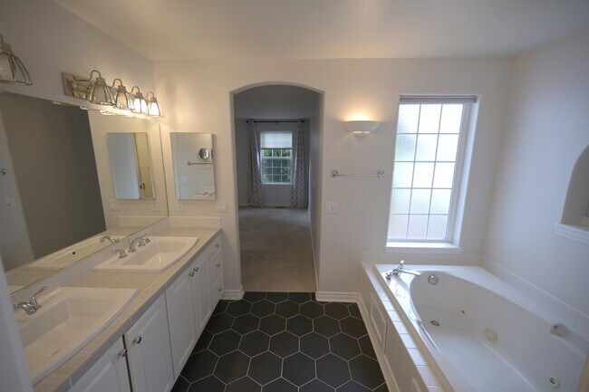 Building Photo - 3 bed 2 bath home near Carrie Blake Park, ...