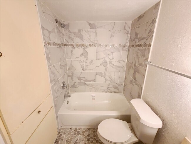 Building Photo - 10248 Regal Oaks Dr