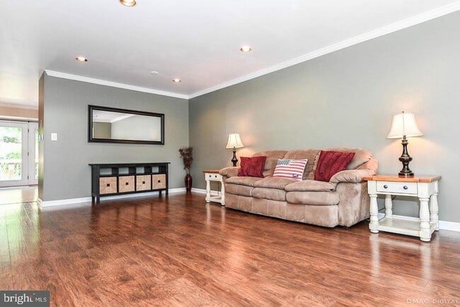 Building Photo - 6627 Commodore Ct