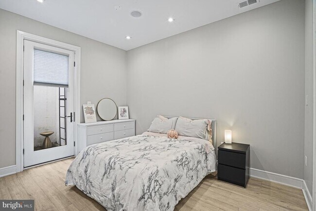 Building Photo - 725 Euclid St NW