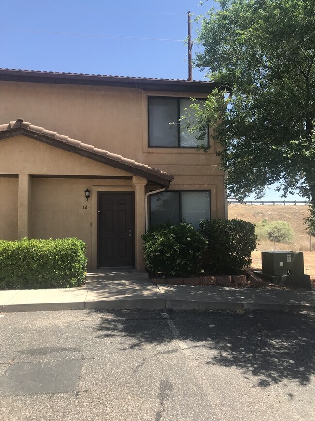 Building Photo - Townhome Near College